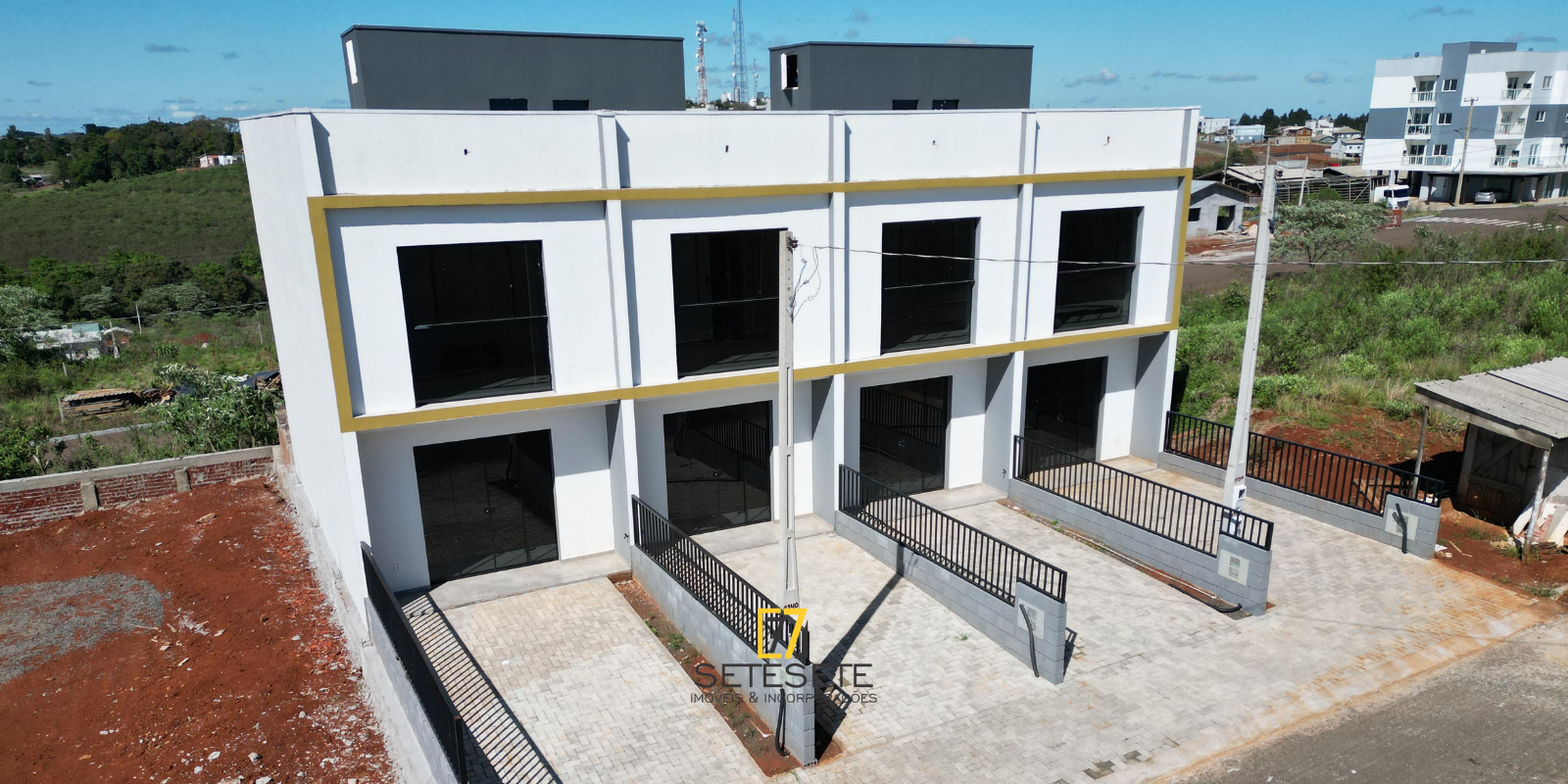 Sobrado semimobiliado a venda 